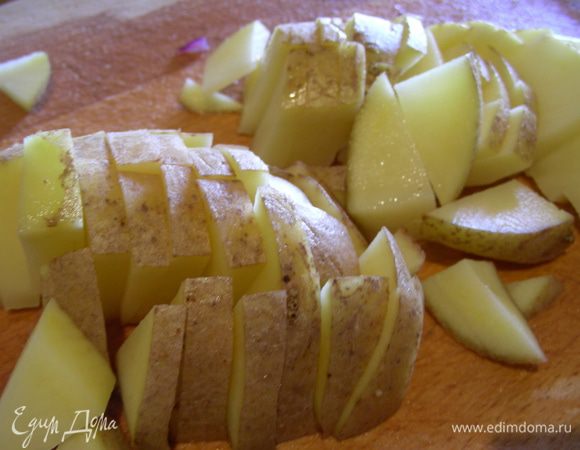 Когда суп закипит, добавляем нарезанный кубиками картофель. Готовим на среднем огне минут 25, до мягкости овощей. Крышкой лучше не накрывать и супчик помешивать, иначе может убежать.