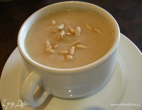 Превращаем суп в пюре, солим, перчим по вкусу. Прогреваем его хорошенько, не доводя до кипения. Разливаем по тарелкам и подаем, посыпав кедровыми орешками. Приятного аппетита)