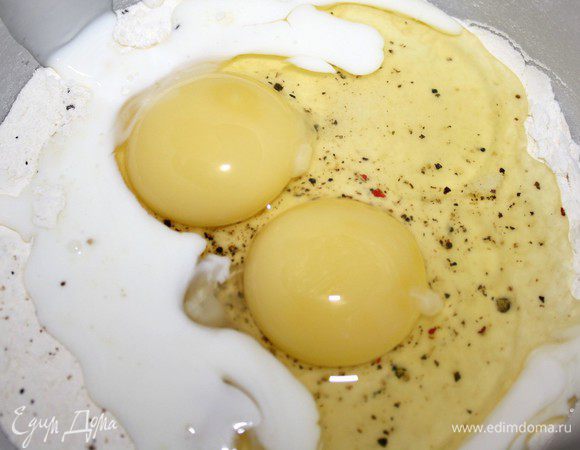 Муку смешать с солью,перцем и разрыхлителем.Добавить яйца и молоко.Замесить тесто на оладьи.