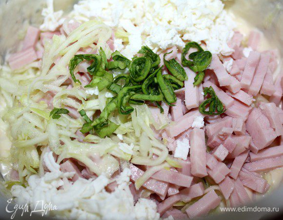 Кабачки натереть на крупной тёрке и отжать.Ветчину нарезать небольшими кусочками,рикотту размять.Добавить начинку в тесто и хорошо размешать.