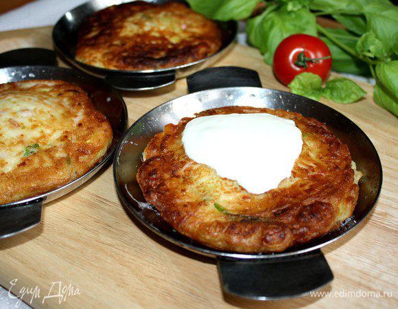 Выпекать оладьи на растительном масле или запечь на порционных тарелках в виде небольших пирогов.Подавать горячими со сметаной.Приятного аппетита!