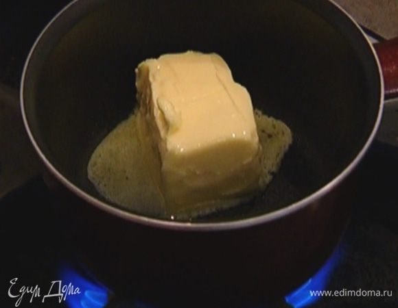 Растопить 100 г сливочного масла.