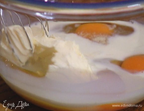 Яйца, 150 г сахара, сметану, молоко и соль взбить миксером в однородную массу.