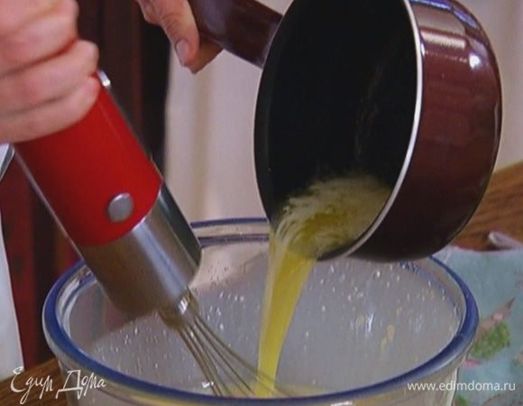Не переставая взбивать, влить растопленное масло.