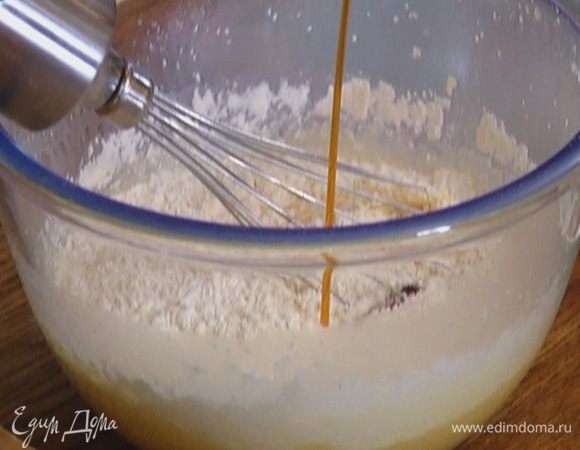Добавить муку с разрыхлителем, влить ванильный экстракт и вымешать все венчиком.