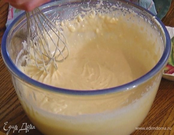 Сливочный сыр отправить в тесто и взбить миксером на медленной скорости.