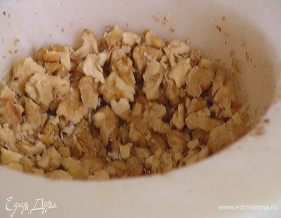 Грецкие орехи слегка измельчить в ступке, так чтобы остались крупные кусочки.