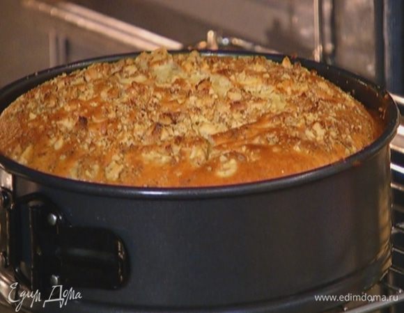 Посыпать пирог оставшимися орехами и выпекать в разогретой духовке около часа, затем остудить.