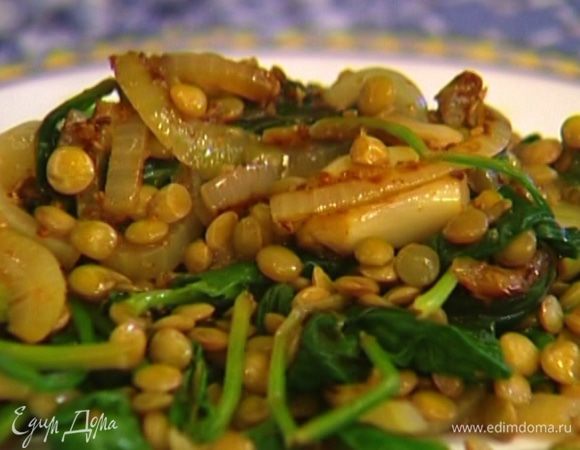 Полить готовый шпинат лимонным соком, выложить к нему чечевицу и все перемешать. 
Подавать с простоквашей.
