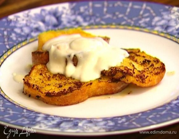 Выложить тосты на тарелку и полить апельсиново-сметанным кремом.