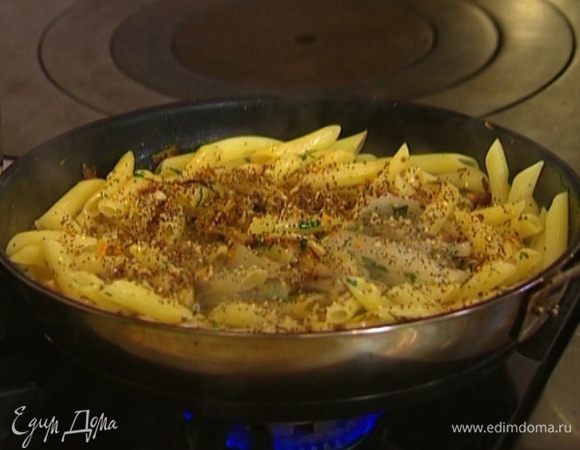 Пенне отварить в подсоленной воде (не переварить!), выложить в сковороду к цикорию и посыпать сухарной смесью.