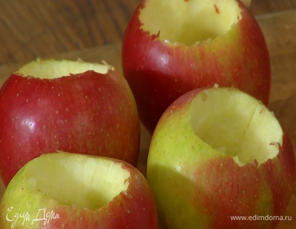 Из яблок удалить сердцевину и, не снимая кожуры, запекать их в разогретой духовке 30–40 минут.