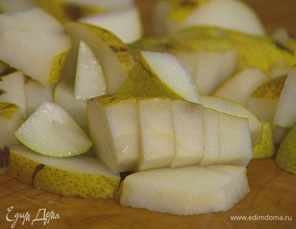 Груши почистить, нарезать кусочками и отправить в кастрюлю.