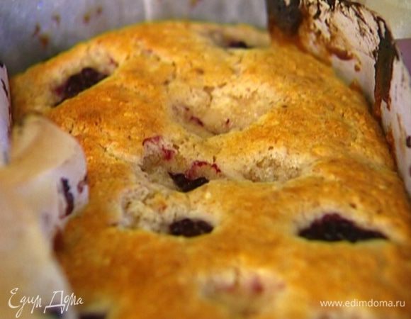 Выпекать пирог в разогретой духовке 35–40 минут.