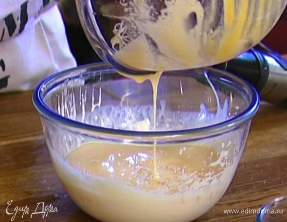 Добавить яичную массу и еще раз все вместе взбить.