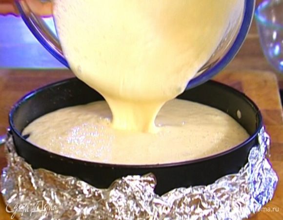 Вынуть форму из холодильника, равномерно разложить на печенье голубику, сверху вылить сливочную массу.