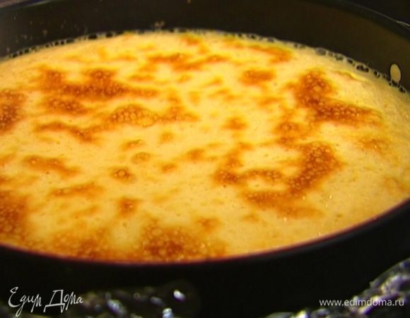 Поставить форму в глубокий противень, налить в него кипяток так, чтобы борта формы были покрыты водой на две трети, и выпекать чизкейк в разогретой духовке 35–40 минут.