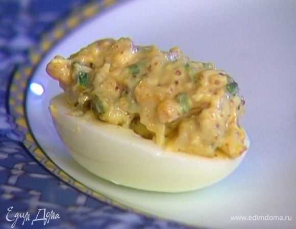 Начинить яичные белки сырной массой.