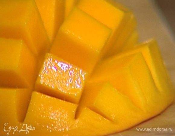 Манго вымыть, почистить, порезать на кусочки.