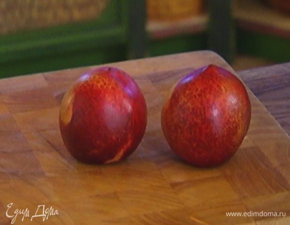 Нектарины разрезать пополам и, удалив косточки, порезать на кусочки.