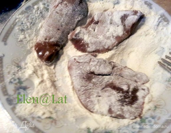 Итак, все очень просто. 
Печень очистить от пленок, нарезать на кусочки, кому какие нравятся, у меня среднего размера и обвалять в муке.