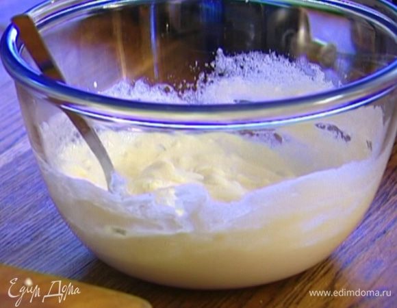 Смешать белки с маскарпоне, влить ванильный экстракт и перемешать.