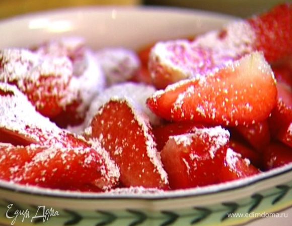 Клубнику нарезать небольшими дольками и через сито присыпать оставшейся сахарной пудрой.