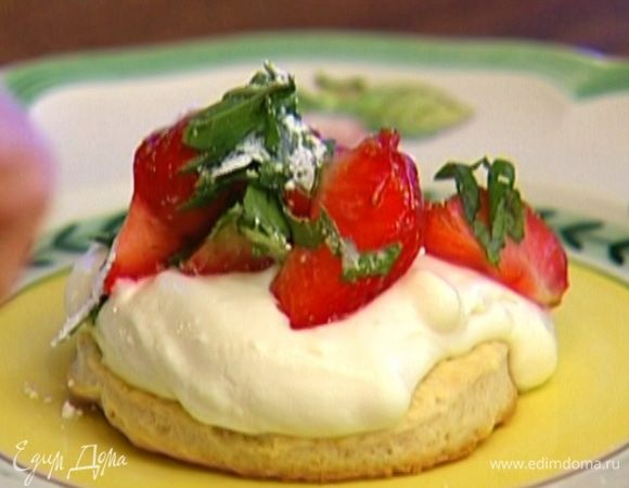 Готовые пирожные остудить и выложить на них крем, а сверху — клубнику. Украсить листьями мяты.