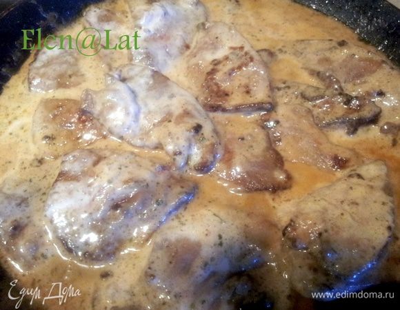 Печенку сложить в сковороду, ну это если вы жарили партиями и накрыть крышкой. Потушить 5-7 минут.
В это время смешать в миске: сливки, кетчуп, перец черный молотый, карри и влить в обжаренную печенку.
