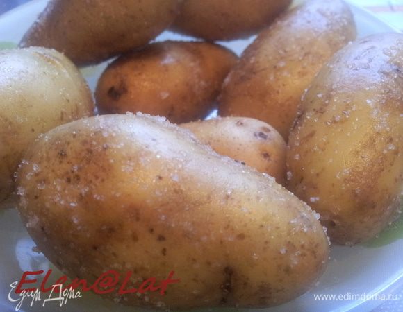 Деревянные шпажки предварительно замочить в воде на 20 минут.
Картофель вымыть и натереть морской солью. Прежде чем запекать картофель в духовке, нужно сделать одну хитрую вещь, конечно может вы о ней и знаете, но вот для моих многих знакомых это открытие. Подсмотрела я этот секрет у Джемми Оливера. Для того, чтобы картошка быстро запеклась в духовке, нужно предварительно поставить ее в микроволновку на 10 минут, и тогда картошечка запечется в духовке очень быстро и самое главное пропечется.