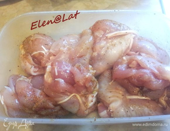 Бедра вымыть и натереть специями и смазать оливковым маслом.
Шампиньоны очистить, посолить и смазать оливковым маслом.