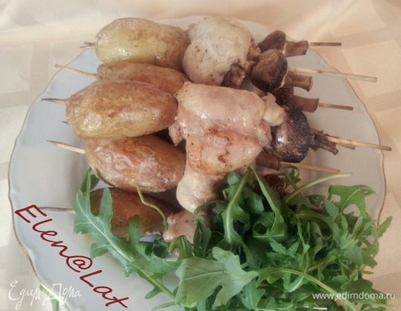 Теперь надо положить шашлычки на противень, предварительно застеленный пергаментом и поставить в заранее нагретую до 230С духовку минут на 25-30.
Все! Ужин готов. 
Подавайте со свежей зеленью, овощами.

Попробуйте, очень, очень быстро и вкусно!!!!