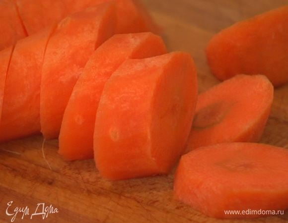 Морковь почистить и нарезать кубиками.