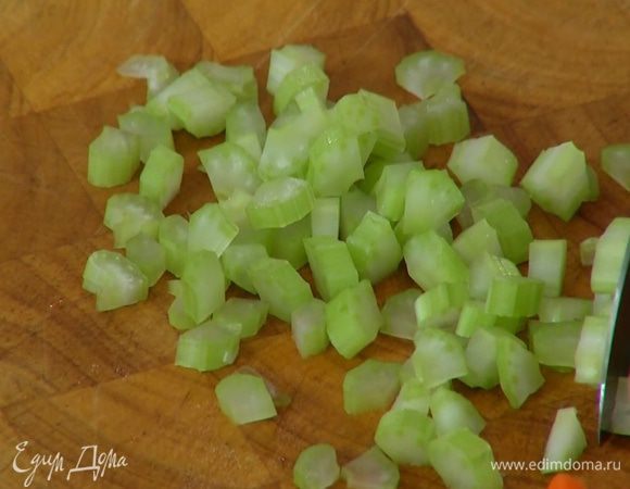 Сельдерей нарезать небольшими кусочками. 