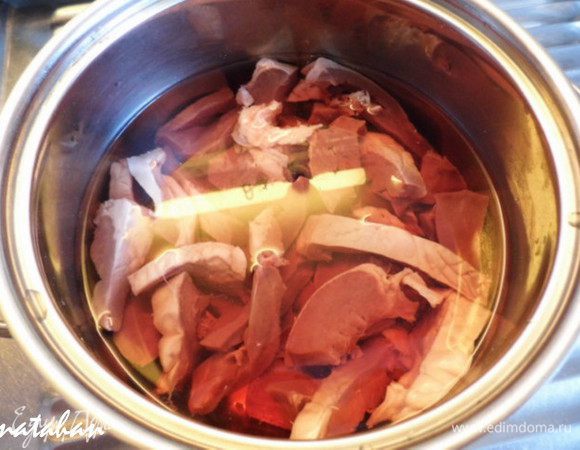 Сердце помыть и удалить все крупные сосуды (у меня оно уже было почищено).
Нарезать сердце на брусочки длиной 5 см, залить холодной водой и оставить в ней минут на 20-30.