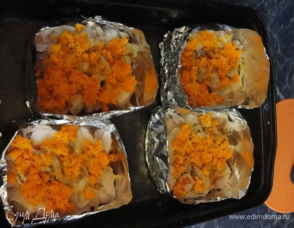 Берем ломтик хлеба, сворачиваем вокруг него фольгу (немного подсунув под него). Выкладываем нарезанным ломтиками мясо.
Сверху лук. Затем морковь.