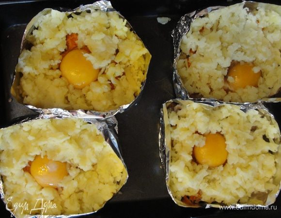 Натираем на терке отваренный картофель