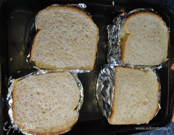 И закрываем ломтиком хлеба.