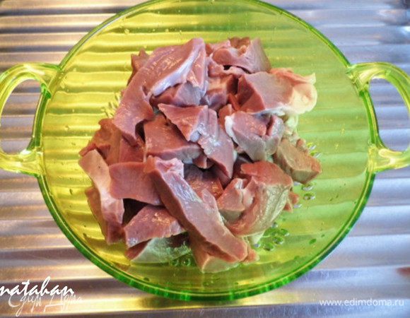 Слить воду через мисочку-дуршлаг и оставить на 5 минут для полного удаления воды.