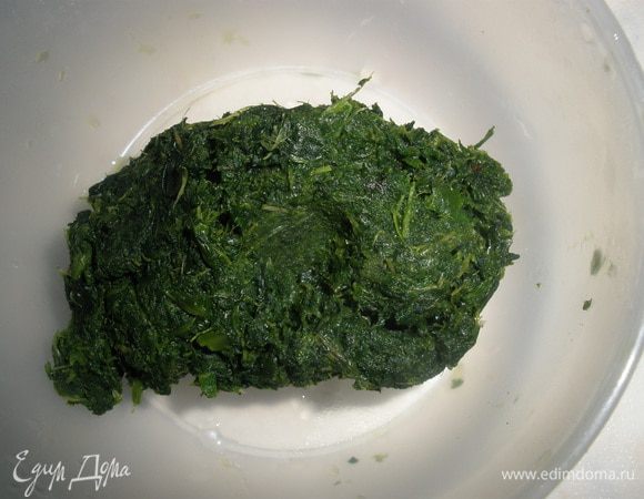 Шпинат разморозить и как следует отжать от влаги. 