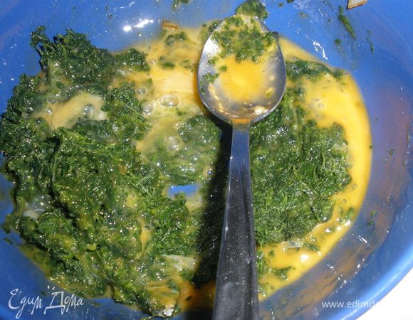 К шпинату добавить желтки. Посолить. Все перемешать. 