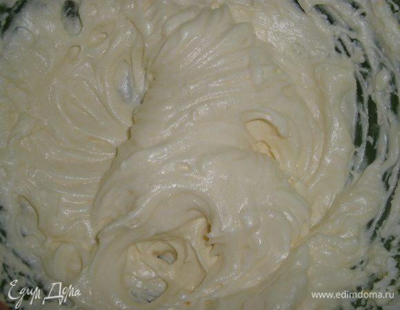 Белки взбить в крутую пену. Добавить 1,5 ст ложки муки и еще раз взбить. 