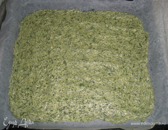 На противень положить бумагу для выпечки (я противень смазала подсолнечным маслом, чтобы бумага прилипла) выложить ровным слоем заготовку для рулета. Разровнять.Выпекать 15 минут при температуре 190 градусов.  