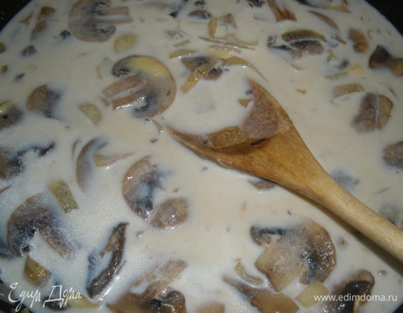 Затем влить молоко и всыпать остатки муки. Все размешать. Немного посолить и поперчить. Добавить мускатный орех. Тушить примерно 15 минут до сильного загустения. Готовую начинку попробовать на соль и приправы. 