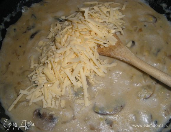 Всыпать сыр, перемешать и отставить. 