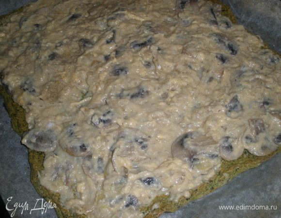 Выложить на него начинку ровным слоем и завернуть в рулет.