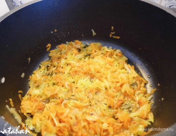 ... и обжарить на большом огне. Отставить чугунок на подставку под горячее.