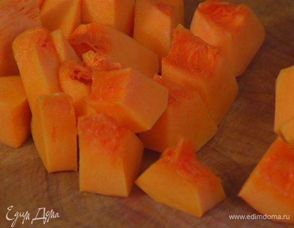 Тыкву очистить и нарезать маленькими кубиками.