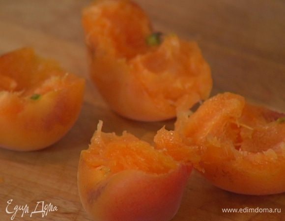 Абрикосы вымыть, удалить косточки и порезать кусочками.