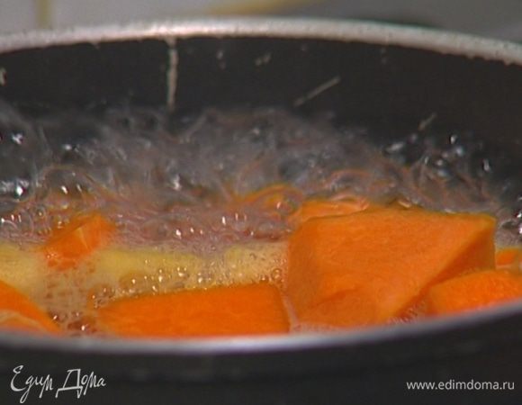 Поместить тыкву и абрикосы в кастрюлю, влить стакан воды, довести до кипения, затем убавить огонь и варить 20 минут, пока тыква не станет мягкой. 